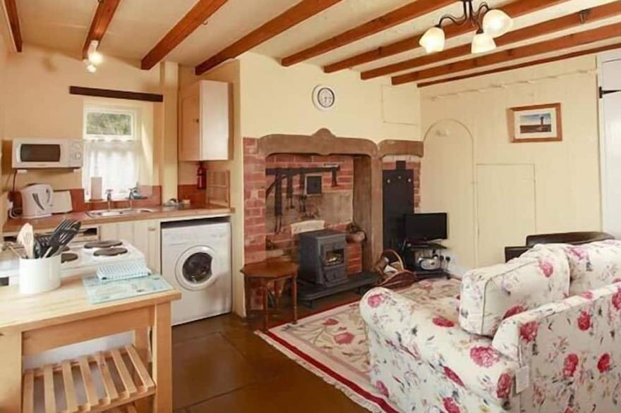 CROFT HEAD COTTAGE, family friendly, with open fire in Wrelton