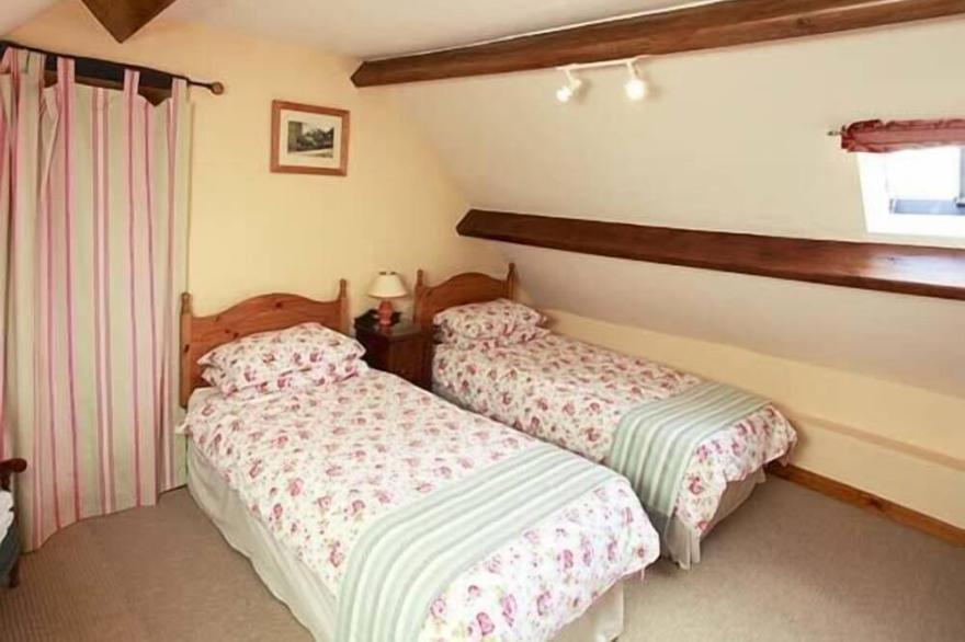 CROFT HEAD COTTAGE, family friendly, with open fire in Wrelton