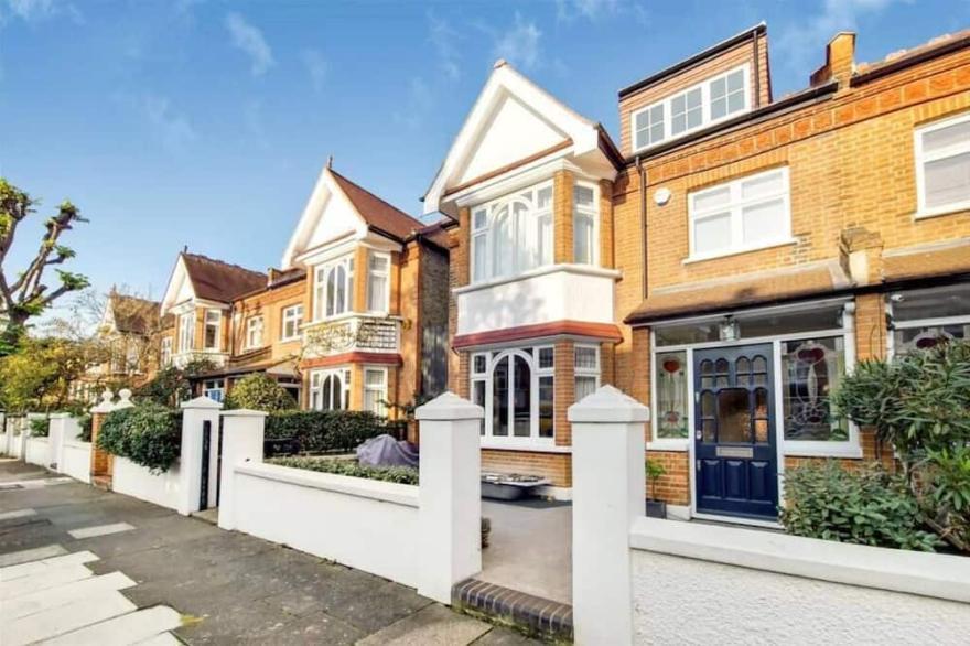 5 Bedroom luxury home in West Putney