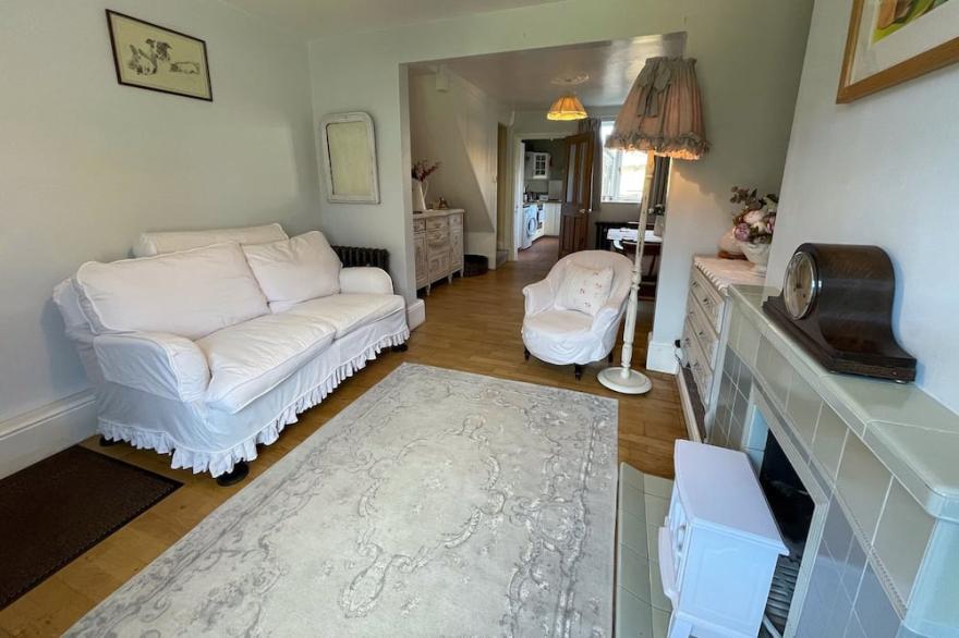 MEADOW VIEW, pet friendly, with a garden in Banbury