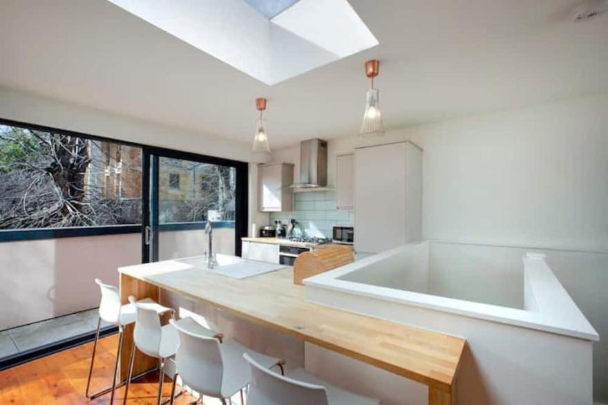 Large family, city centre Coach House