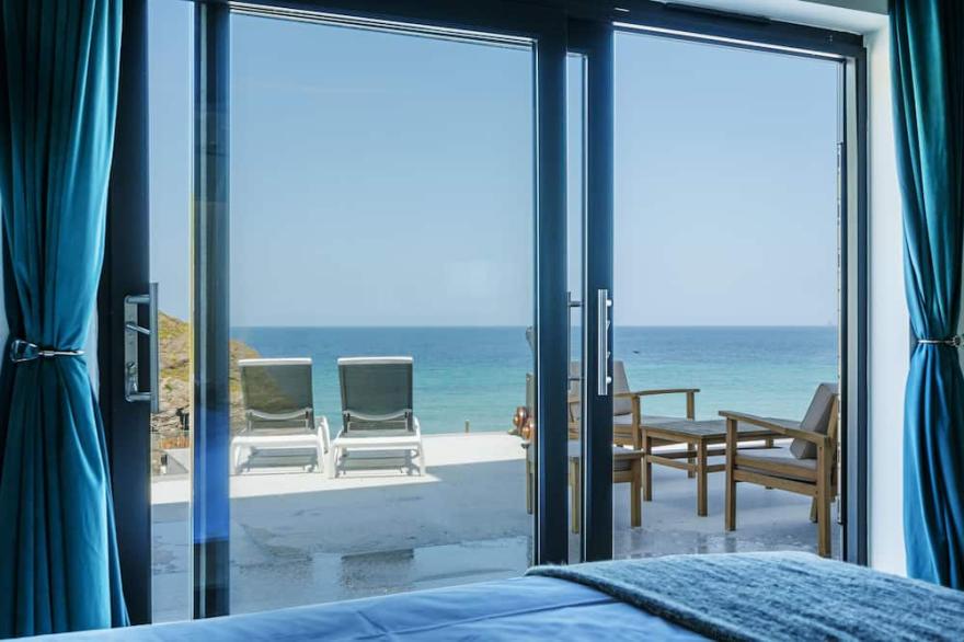 5 Star Award Winning! Hot Tub & Sea View & Fire Pit & Cinema Den & Beach Access!