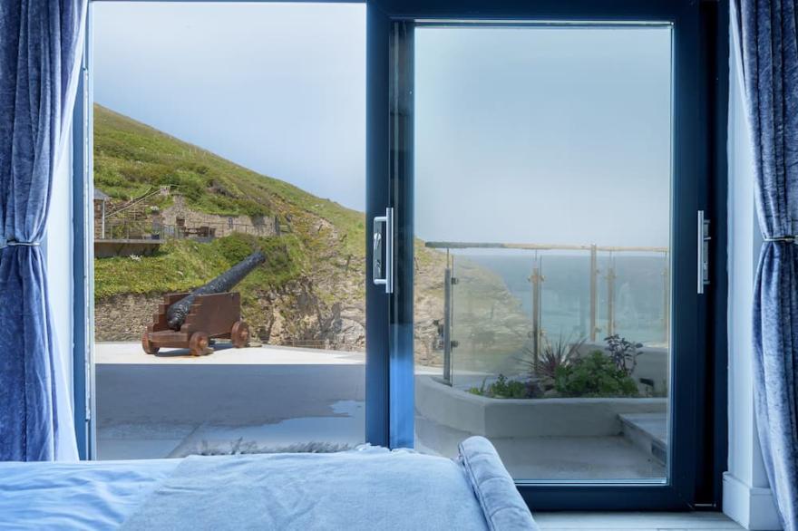 5 Star Award Winning! Hot Tub & Sea View & Fire Pit & Cinema Den & Beach Access!