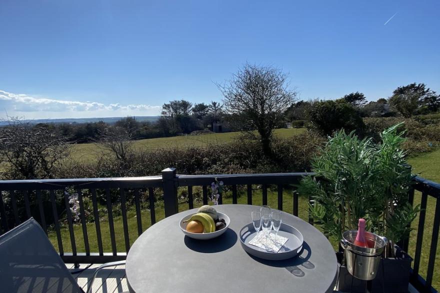 Twilight Lodge & Hot Tub (2 Bd rm) 2.5 miles to beach, peaceful setting.