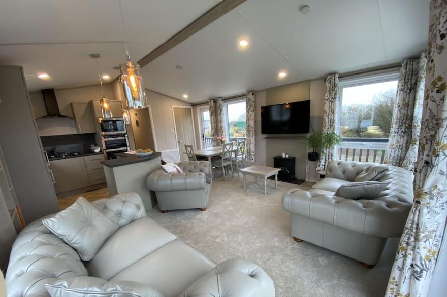Twilight Lodge & Hot Tub (2 Bd rm) 2.5 miles to beach, peaceful setting.
