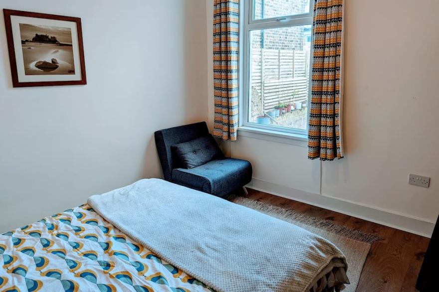Gorgeous great 5 bed 2 bath family home with garden in trendy area