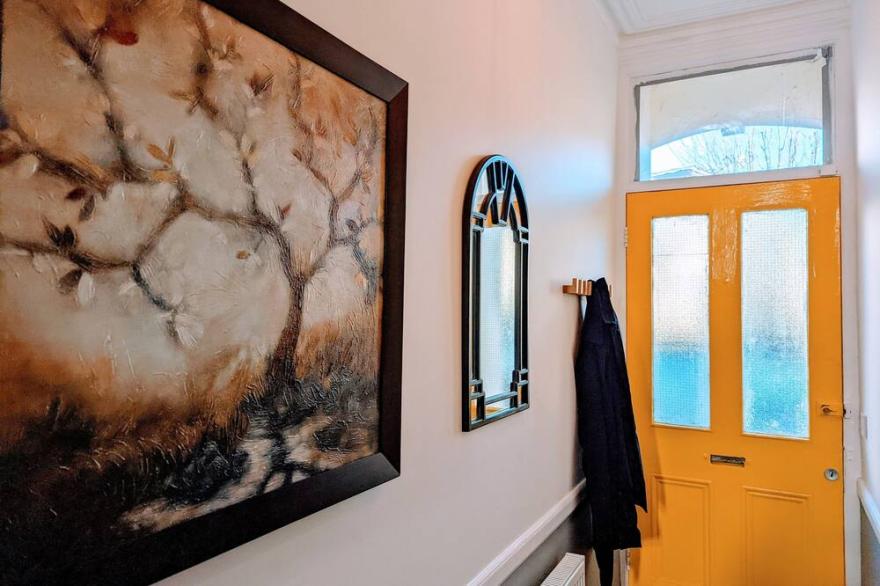 Gorgeous great 5 bed 2 bath family home with garden in trendy area