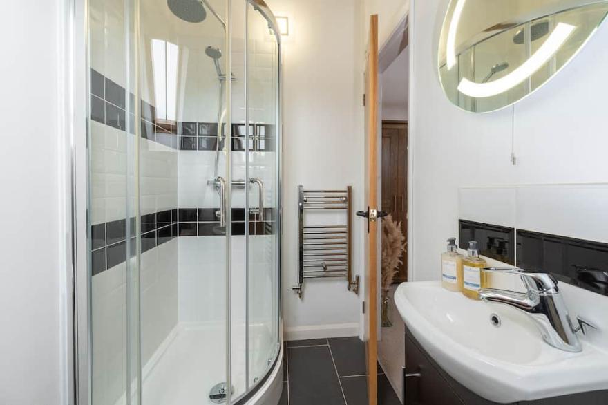Luxury country cottage with hot tub, 5 star