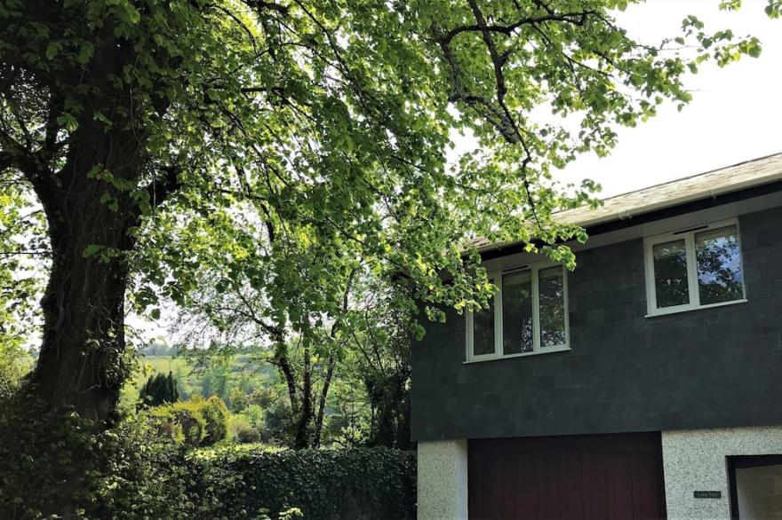 Gorgeous modern flat with free parking & private court yard
