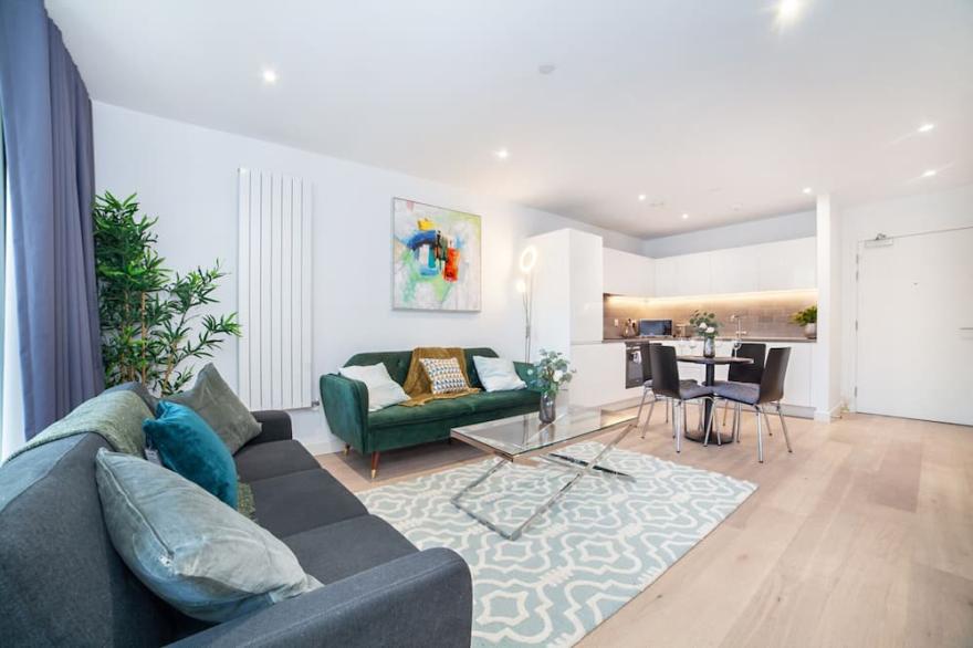 Stylish, Modern 2 Bed/2Bath next to Canary Wharf and City Airport!!
