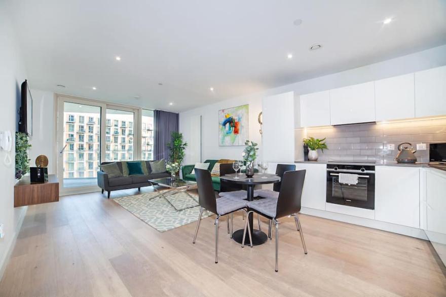 Stylish, Modern 2 Bed/2Bath next to Canary Wharf and City Airport!!
