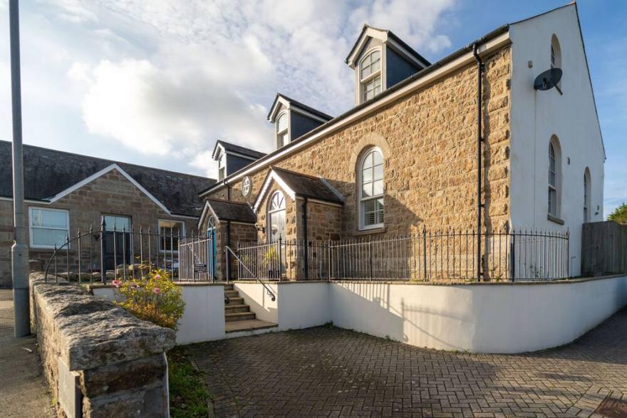 The Cornwall House – Sleeps 6 – Hayle – Parking – Private Courtyard - Pets