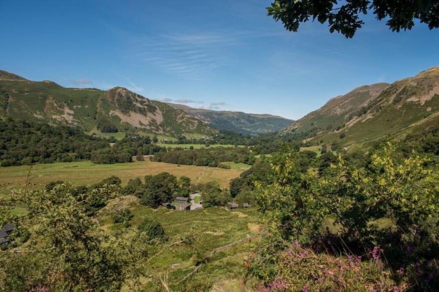 Detatched, Cosy Cottage With Mountain Views - Parking, Sleeps 8, Pet-friendly