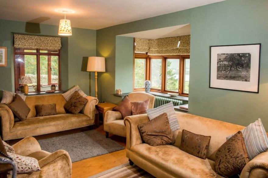 Detatched, Cosy Cottage With Mountain Views - Parking, Sleeps 8, Pet-friendly
