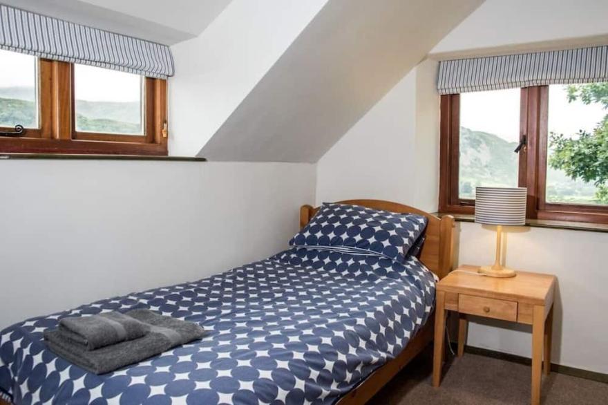 Detatched, Cosy Cottage With Mountain Views - Parking, Sleeps 8, Pet-friendly
