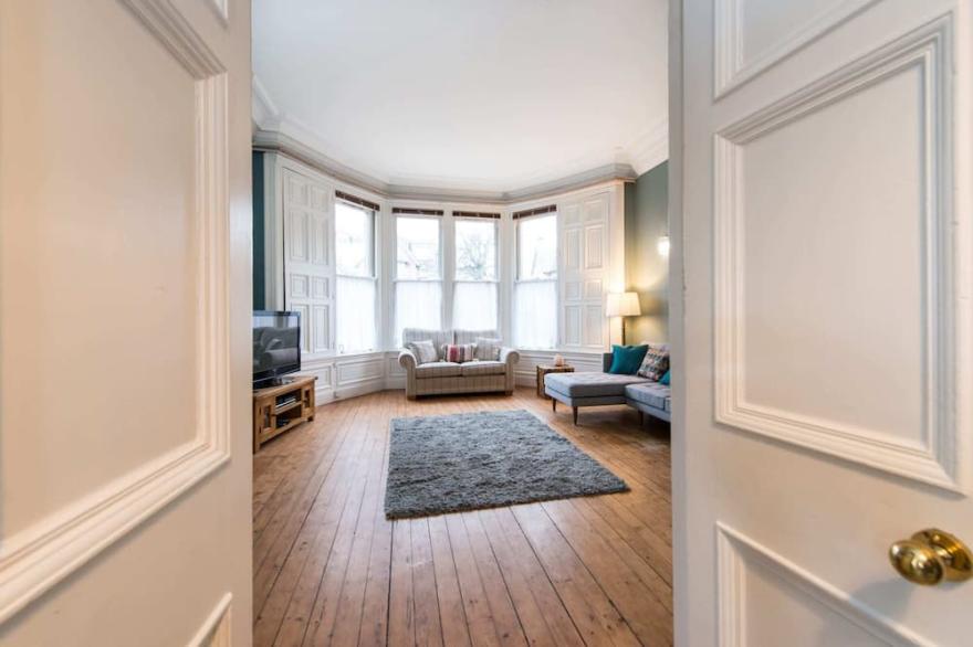 Spacious ground floor apartment, parking & near beach