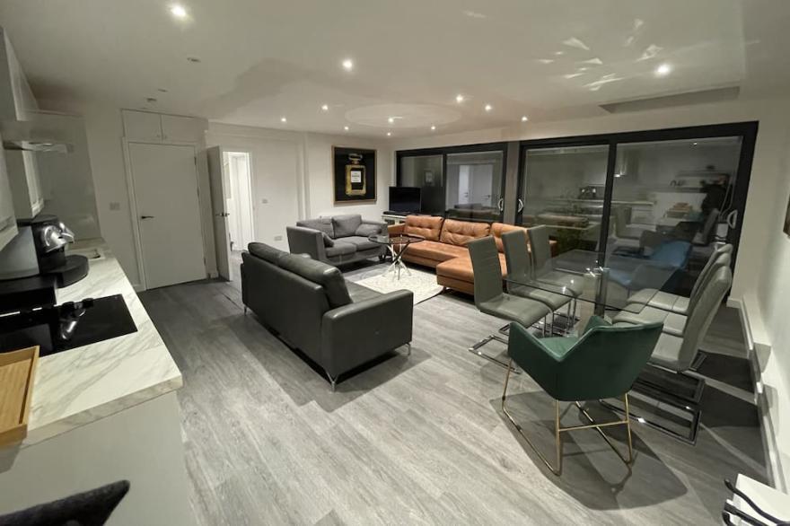 Detached Luxury House in the Hart of Islington