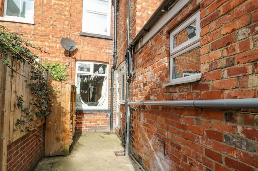 COSY COASTAL HOLIDAY LET, romantic, with open fire in Bridlington