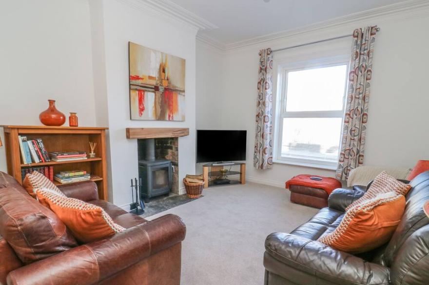 LAKE VIEW, pet friendly, character holiday cottage in Nafferton