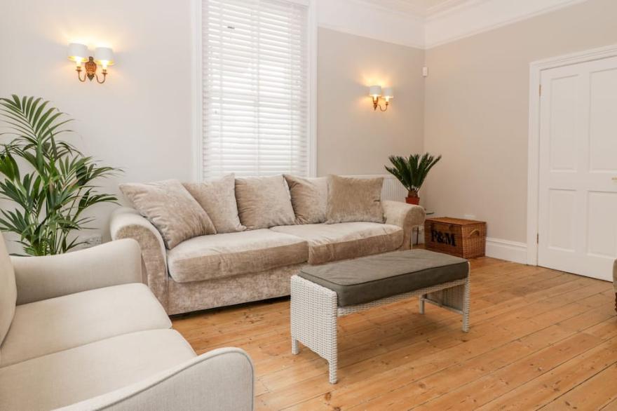 THE BEACH HOUSE, family friendly, country holiday cottage in Swanage
