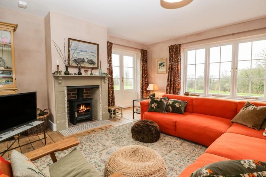 GLENFIELD, pet friendly, with pool in West Stour
