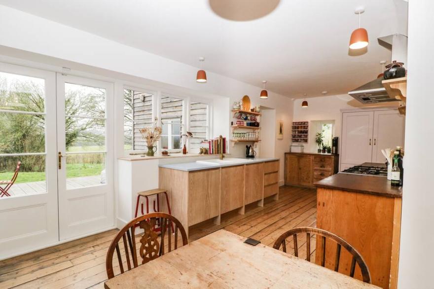 GLENFIELD, pet friendly, with pool in West Stour