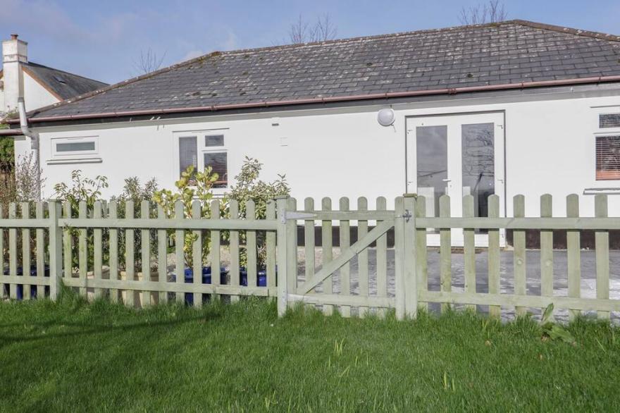 LOWENEK, pet friendly, with open fire in Port Isaac