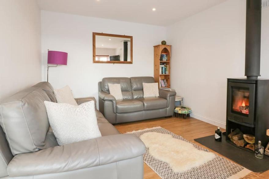 LOWENEK, pet friendly, with open fire in Port Isaac