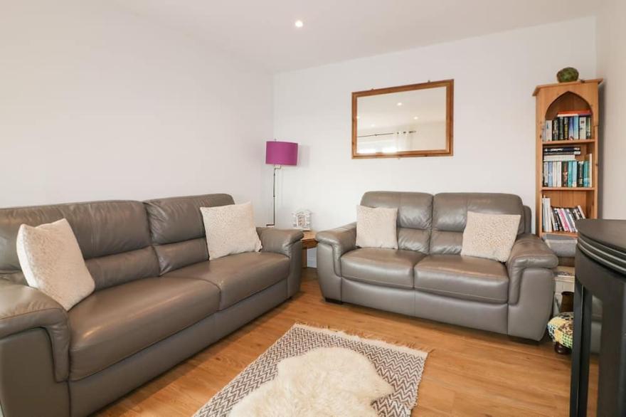 LOWENEK, pet friendly, with open fire in Port Isaac