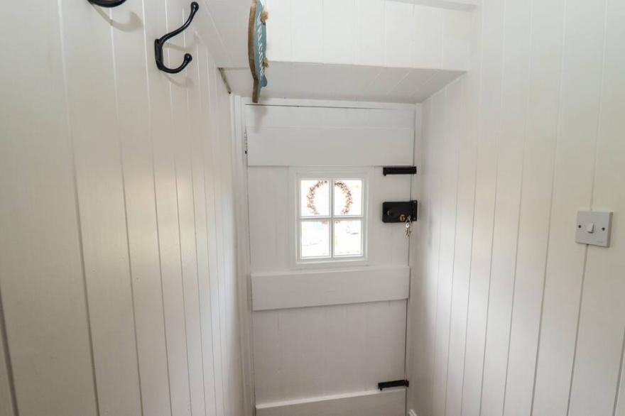 THE COTTAGE, character holiday cottage, with a garden in Sandsend