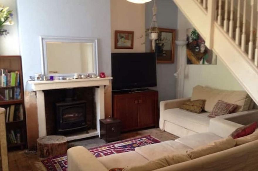 Cosy 3 Cosy 3 bedroom house with garden, 40mins to centre