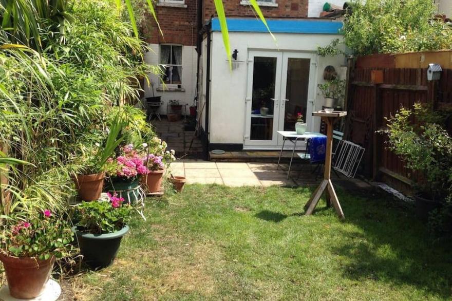 Cosy 3 Cosy 3 bedroom house with garden, 40mins to centre
