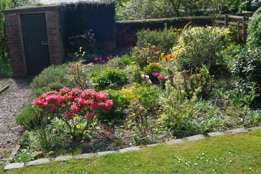 Fabulous 8 bedroom Edwardian country house set in 3 acres with own tennis court