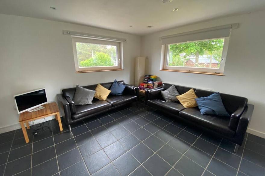 Cosy, peaceful cottage with views to hills and woodlands