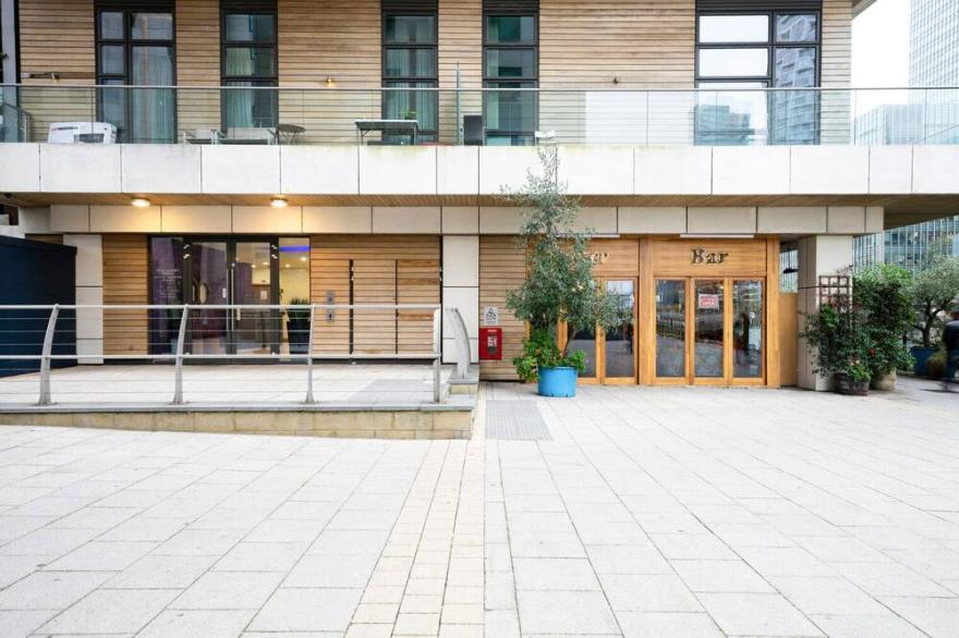 Open Plan Canary Wharf 2BR nr Shops & Nightlife, by Blueground