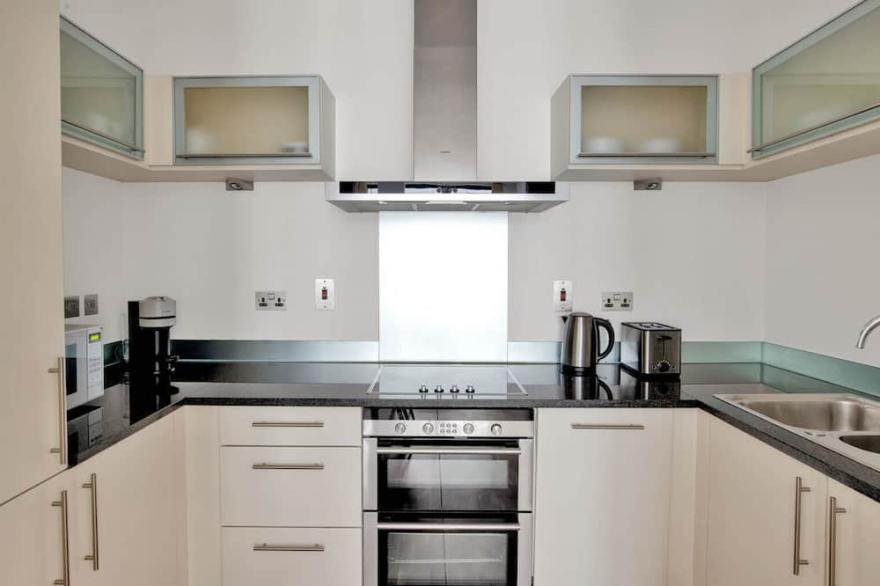 Open Plan Canary Wharf 2BR nr Shops & Nightlife, by Blueground