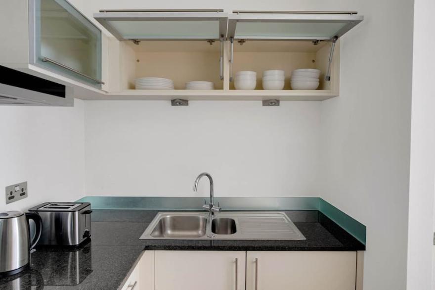 Open Plan Canary Wharf 2BR nr Shops & Nightlife, by Blueground