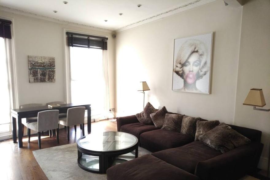 Luxury semi detached house in Knightsbridge with 3bds and A/C close to Harrods