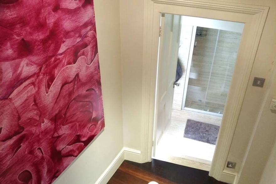 Luxury semi detached house in Knightsbridge with 3bds and A/C close to Harrods