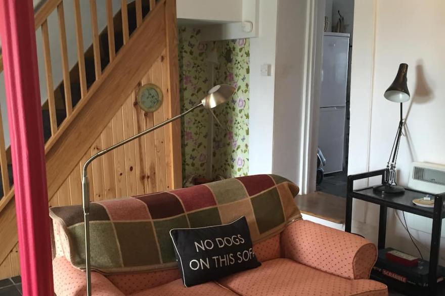Homely Cottage with Valley Views, Dog Friendly, Parking, Garden and Wifi