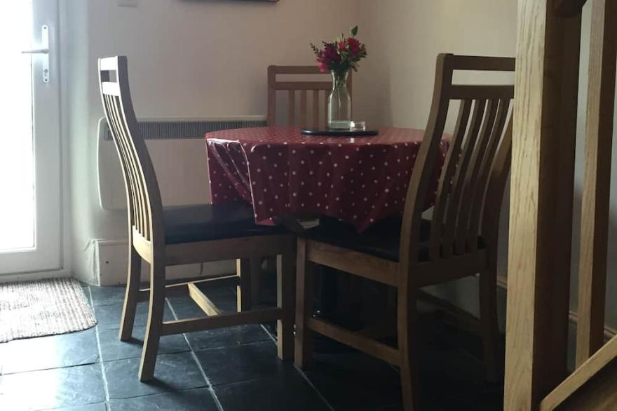 Homely Cottage with Valley Views, Dog Friendly, Parking, Garden and Wifi