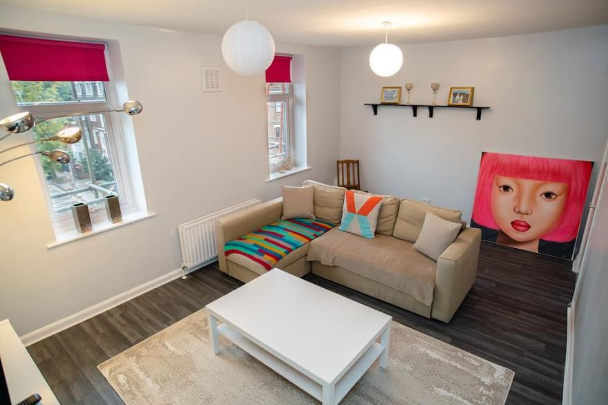 Two Bedroom Duplex in Angel High Street Close to Shops and Cafes