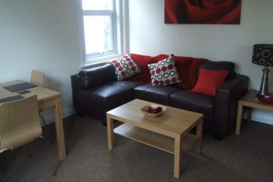 BOURNECOAST: CENTRALLY LOCATED APARTMENT CLOSE TO SANDY BEACHES & SHOPS -FM1703