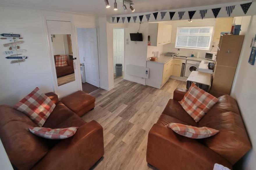 The Crows Nest chalet with Countryside Views & minutes from Sandy Beach