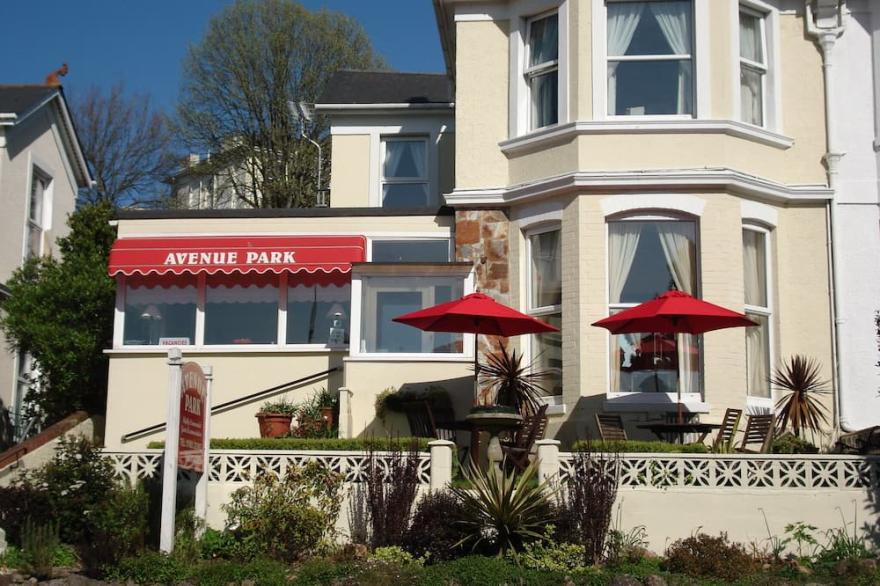 Luxurious House sleeps up to 7 family & dog friendly,beach 5mins ideal location