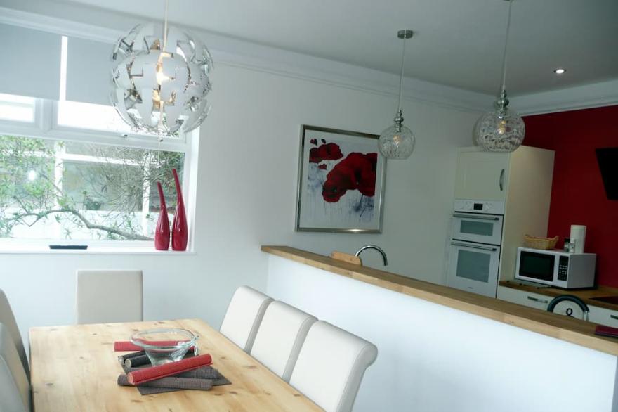 Luxurious House sleeps up to 7 family & dog friendly,beach 5mins ideal location