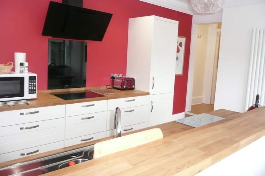 Luxurious House sleeps up to 7 family & dog friendly,beach 5mins ideal location