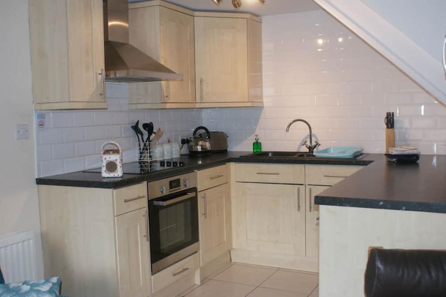 Pretty cottage sleeps 5 in country estate close to beaches with heated pools