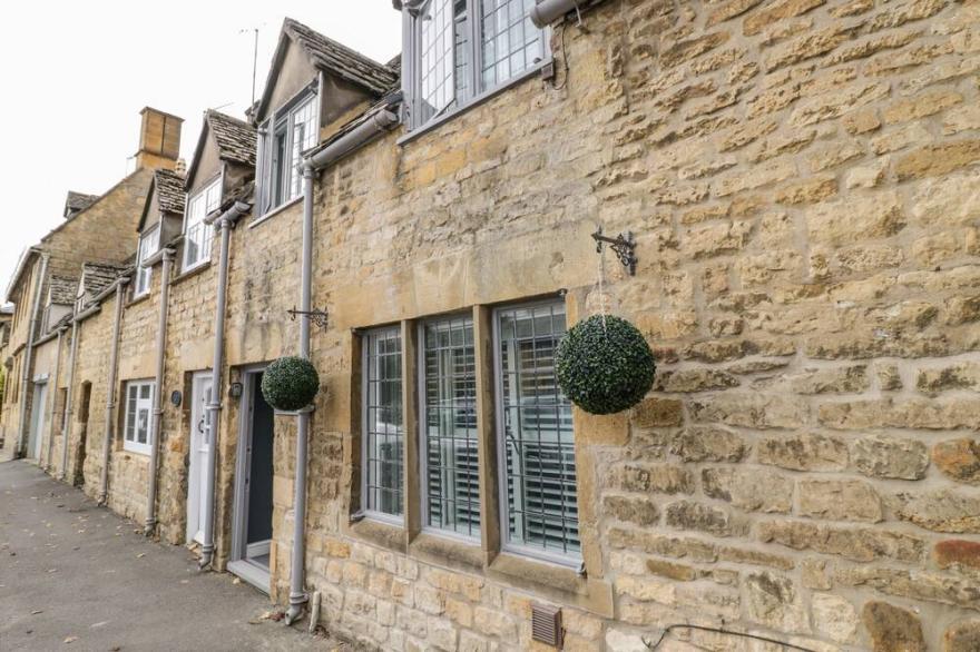COTSTONE COTTAGE, pet friendly, with open fire in Chipping Campden