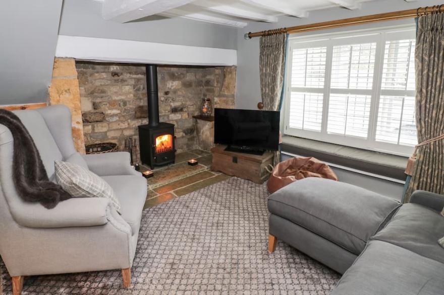 COTSTONE COTTAGE, pet friendly, with open fire in Chipping Campden
